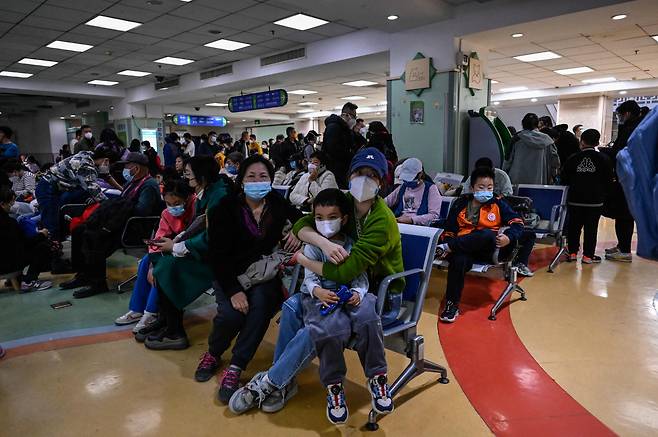 중국 베이징의 한 어린이 병원에서 어린이들과 부모들이 대기하고 있다. [AFP]