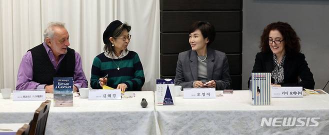 [서울=뉴시스] 박진희 기자 = 한국문학번역원 선정 '2023 한국문학번역상' 번역대상 수상자인 장클로드 드크레센조·김혜경(프랑스어), 오영아(일본어) 번역가, 리아 요베니띠(이탈리아어) 번역가가 6일 서울 종로구 한 식당에서 기자간담회를 하고 있다.  2023.12.06. pak7130@newsis.com