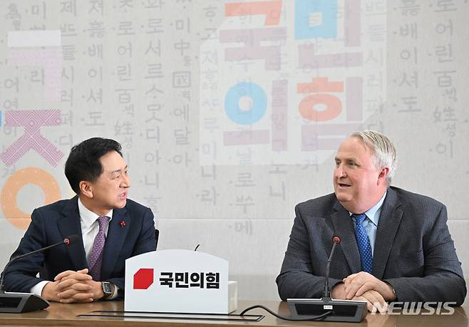 김기현-인요한 회동.[서울=뉴시스] 이영환 기자 = 김기현(왼쪽) 국민의힘 대표와 인요한 혁신위원장이 6일 오후 서울 여의도 국회에서 회동을 하고 있다. (공동취재) 2023.12.06. photo@newsis.com