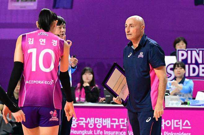 김연경과 아본단자 감독. 한국배구연맹