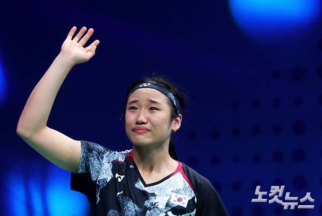 지난 10월 항저우아시안게임 배드민턴 여자 단식 결승에서 안세영이 부상 투혼을 펼친 끝에 중국의 천위페이에 승리한 뒤 눈물을 흘리는 모습. 항저우(중국)=황진환 기자