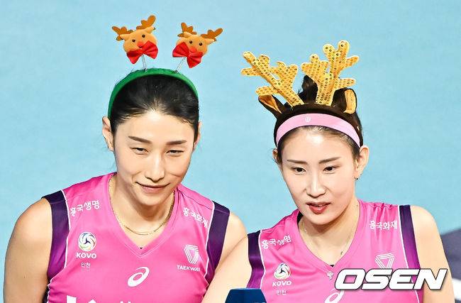 [OSEN=인천, 박준형 기자]경기종료 후 흥국생명 김연경과 김수지가 크리스마스 머리띠를 쓴채 방송사 인터뷰를 하고 있다. .   2023.12.05 / soul1014@osen.co.kr
