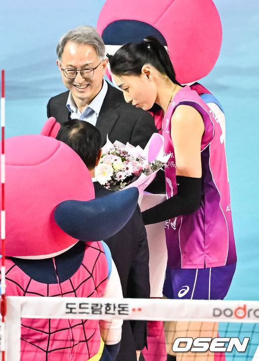 [OSEN=인천, 박준형 기자]  5일 오후 인천 부평구 삼산월드체육관에서 도드람 2023-2024 V-리그’ 흥국생명과 페퍼저축은행의 경기가 진행됐다.경기에 앞서 2라운드 MVP 김연경이 시상식을 갖고 포즈를 취하고 있다.   2023.12.05 /