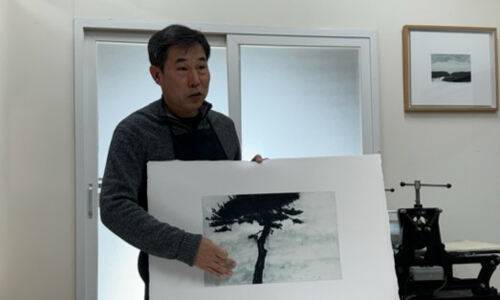 강승희 작가가 경기도 김포 작업실에서 동판화 작업 과정을 설명하고 있다.