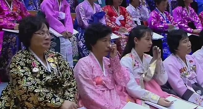 김정은 북한 국무위원장이 지난 3일 평양에서 열린 제5차 전국어머니대회에서 리일환 노동당 비서의 대회 보고 도중 눈물을 보이자 관중석에 앉아있던 청중들도 덩달아 눈시울을 붉혔다. 조선중앙TV 연합뉴스