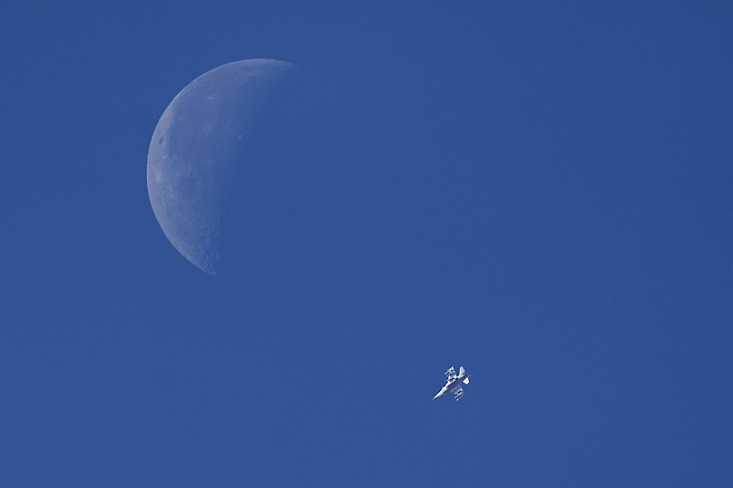 2023년 12월 6일(현지시간) 이스라엘 남부에서 본 이스라엘 전투기 한 기가 팔레스타인 가자지구 상공을 비행하고 있다. / 사진=AP 연합뉴스