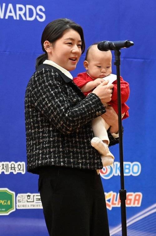 스포츠동아가 동아일보, 채널A와 공동으로 주최하고 국내 5대 프로스포츠(프로야구·프로축구·남녀프로농구·남녀프로배구·남녀프로골프) 종목별로 올 한해를 빛낸 최고의 선수를 선정하는 ‘2023 동아스포츠대상‘ 시상식이 5일 서울 성북구 고려대학교 백주년기념관에서 개최됐다. 남자프로골프 올해의 선수상을 수상한 함정우(하나 금융그룹) 대리수상자 강예린 프로(아내)가 소감을 말하는 사이 아기가 수상 소감을 적은 종이를 당기고 있다. 김종원 기자 won@donga.com