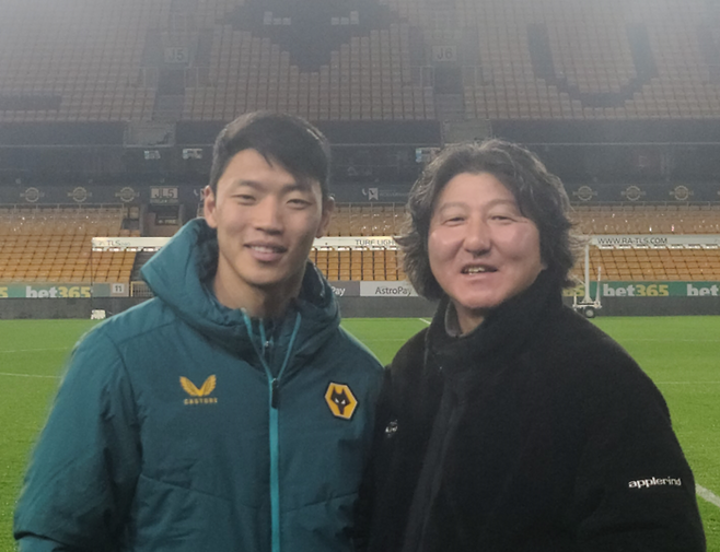 송경섭 전 강원 FC 감독 겸 대한축구협회 전임지도자(오른쪽)가 6일 프리미어리그 번리전이 끝난 뒤 황희찬과 기념사진을 찍고 있다.