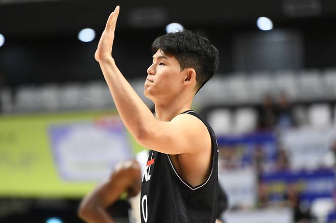 수원 KT 하윤기가 5일 수원 KT 소닉붐 아레나에서 열린 2023~2024 정관장 프로농구 고양 소노와 경기에서 승리한 뒤 하이파이브를 하고 있다.      KBL 제공