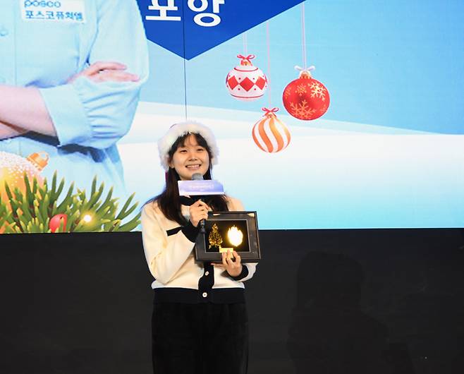 포항 포스코퓨처엠의 준우승을 이끈 김경은 4단이 6일 서울 엘리에나 호텔에서 열린 2023 NH농협은행 한국여자바둑리그 시상식에서 MVP를 수상한 뒤 소감을 밝히고 있다.  한국기원 제공