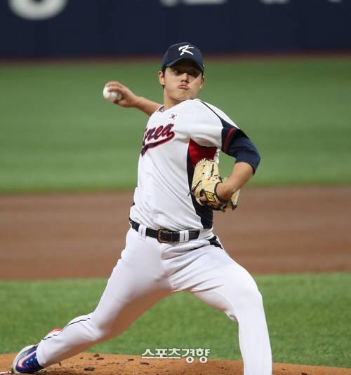 항저우 아시안게임 야구대표팀 문동주가 26일 고척스카이돔에서 열린 상무와의 평가전에서 힘껏 투구하고 있다. 2023.9.26/정지윤 선임기자