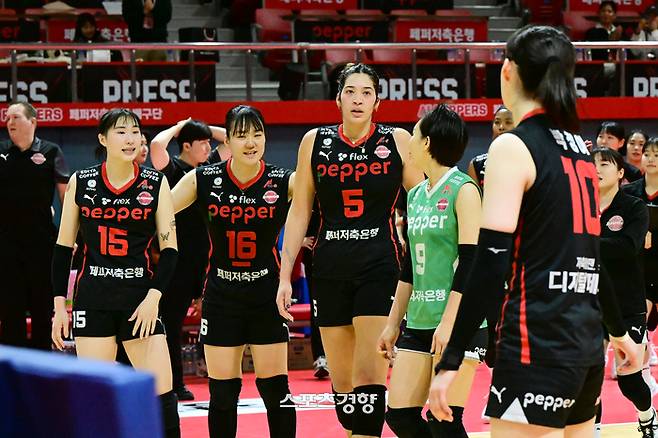 지난 1일 흥국생명전에서 풀세트 끝에 패한 뒤 코트를 빠져 나오는 페퍼저축은행 선수들. 프로배구연맹 제공