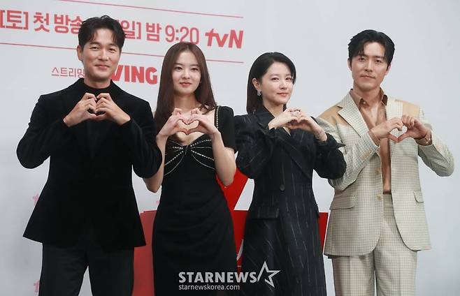 배우 김영재, 황보름별, 이영애, 이무생이 6일 오전 서울 구로구 라마다 신도림 호텔에서 진행된 tvN 토일드라마 '마에스트라' 제작발표회에 참석해 포즈를 취하고 있다.  전 세계 단 5%뿐인 여성 지휘자 마에스트라, 천재 혹은 전설이라 불리는 차세음이 자신의 비밀을 감춘 채 오케스트라를 둘러싼 사건의 진실을 찾아가는 미스터리 드라마 '마에스트라'는 오는 9일 첫 방송된다. /2023.12.06 /사진=이동훈