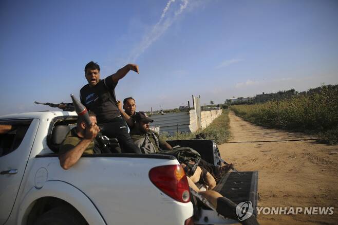 독일-이스라엘 이중국적자인 20대 여성 샤니 루크를 납치해 가자지구로 돌아가는 하마스 무장대원들 [AP 연합뉴스자료사진. 재판매 및 DB 금지]