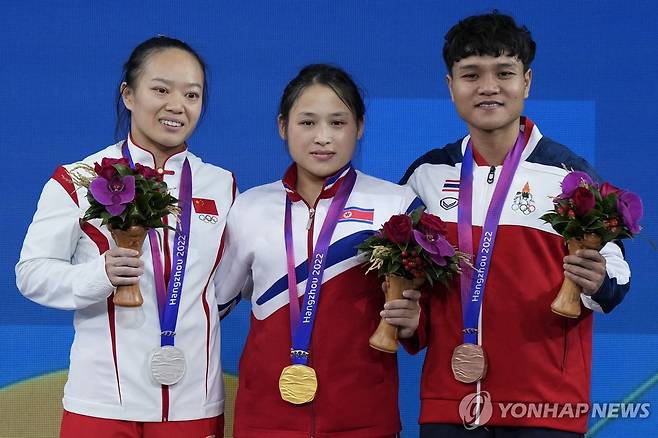 항저우 아시안게임 여자 역도 49㎏급 메달리스트 [AP=연합뉴스 자료사진]