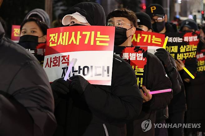 거리로 나선 대전 전세사기 피해자들 (대전=연합뉴스) 강수환 기자 = 5일 오후 대전전세사기피해대책위(대책위)와 지역 피해자들 220여명이 대전 서구 둔산동에서 정부의 과실 인정 요구와 배상을 촉구하며 정부 여당과 대전시를 규탄하는 거리 행진을 하고 있다. 피해자들은 갤러리아타임월드 앞에서 대전시청 잔디광장으로 이동해 집회를 진행했다. 2023.12.5 swan@yna.co.kr