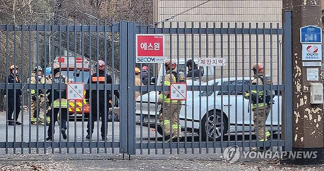 울산 정전…변전소로 들어가는 소방대 (울산=연합뉴스) 김용태 기자 = 6일 오후 울산시 남구와 울주군 일대에서 정전이 발생한 가운데 옥동변전소로 소방대원들이 들어가고 있다. 이날 옥동변전소 변압기 문제로 남구와 울주군 일부 지역이 정전됐다. 2023.12.6 yongtae@yna.co.kr