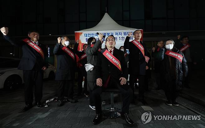 삭발하는 최대집 투쟁위원장 (서울=연합뉴스) 박동주 기자 = '대한민국 의료 붕괴 저지를 위한 범의료계 대책특별위원회'(범대위) 관계자들이 6일 서울 용산 의협회관 앞에서 정부의 의대 정원 확대 추진에 반발해 시위를 하고 있다. 
    사진은 삭발하는 최대집 투쟁위원장. 2023.12.6 pdj6635@yna.co.kr