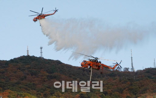 산림청 소속 초대형 산불진화헬기가 산불을 진화하고 있다. (사진=산림청 제공)