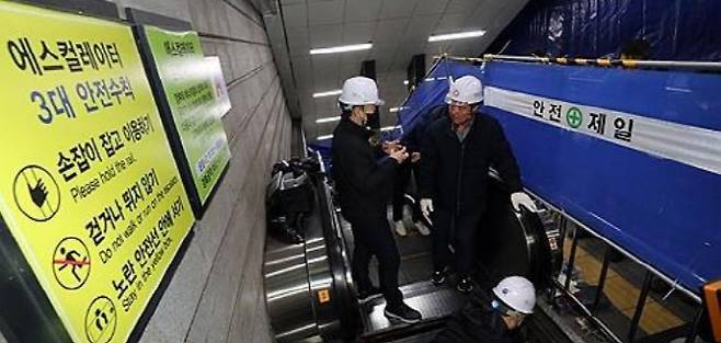 지난 5일 오후 서울 지하철 3호선 경복궁역에서 한국승강기안전공단 직원들이 사고 에스컬레이터를 조사하고 있다. 사진=연합뉴스.