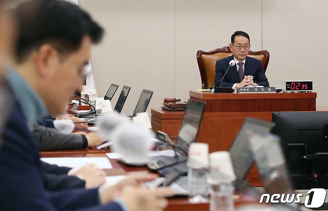 김도읍 국회 법사위 위원장이 5일 오후 서울 여의도 국회에서 열린 법제사법위원회 전체회의를 주재하고 있다./뉴스1 ⓒ News1 임세영 기자