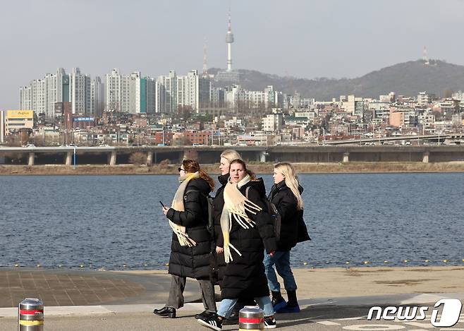 절기상 대설(大雪)이지만 대체로 포근한 날씨를 보인 7일 오후 서울 서초구 반포한강공원에서 외국인 관광객들이 나들이를 즐기고 있다. 2023.12.7/뉴스1 ⓒ News1 구윤성 기자