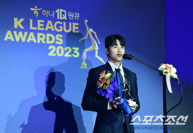 4일 서울 잠실 롯데호텔에서 '2023 K리그 어워즈'가 열렸다. K리그1 베스트11 수비수 부문을 수상한 울산 설영우. 잠실=송정헌 기자songs@sportschosun.com/2023.12.04/