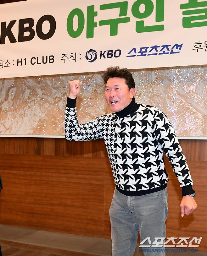 스포츠조선과 KBO가 공동주최하고 한국시리즈 우승팀 LG트윈스가 후원하는 제40회 야구인골프대회가 6일 이천 H1 골프클럽에서 열렸다. 김민호 코치가 롱기스트 상을 수상하고 기뻐하고 있다.  이천=최문영 기자 deer@sportschosun.com/2023.12.06/