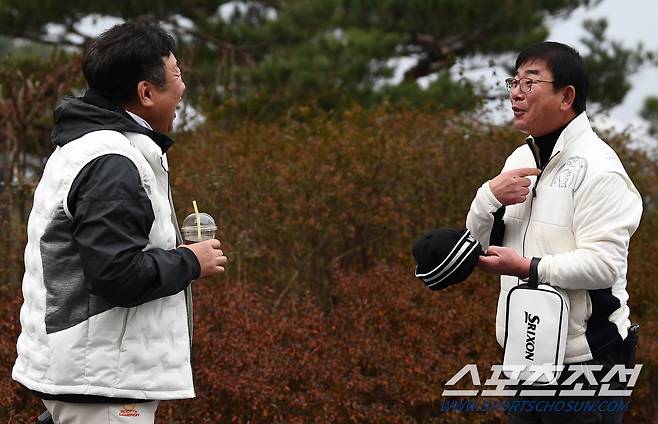 스포츠조선과 KBO가 공동 주최하고 2023 한국시리즈 우승팀인 LG 트윈스가 후원하는 제40회 KBO 야구인 골프대회가 6일 경기도 이천시 H1 CLUB에서 열렸다. 차명석 단장과 류중일 감독이 인사를 나누고 있다. 이천=박재만 기자 pjm@sportschosun.com/2023.12.06/