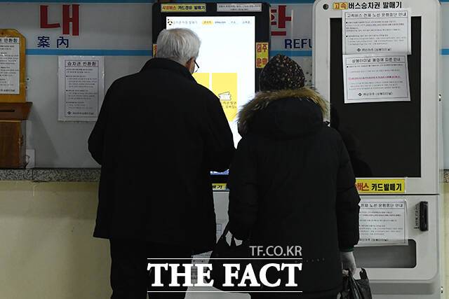 무인 발권기로 원주행 티켓을 예매하는 승객들.