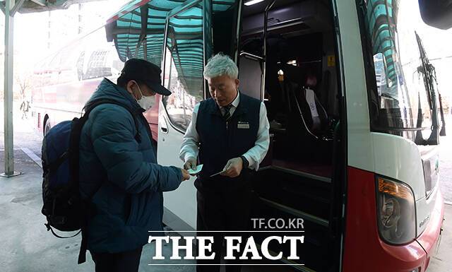 마지막 승객을 맞이하고 있는 버스 기사.