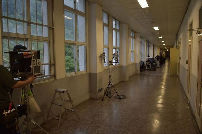 영화 '서울의 봄'에 등장하는 조선대 본관 복도. [사진 제공=조선대학교]