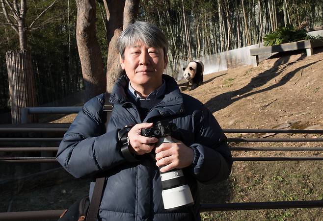 에버랜드 동물들을 촬영해온 류정훈 사진가의 아이바오와 쌍둥이 판다 자매 사진이 2023년 타임 '올해의 사진 100 작품'에 선정됐다. 1일 경기 용인 에버랜드 판다월드 야외 방사장 앞에 선 류씨는 “푸바오가 어디 있던 간에 건강하고, 사랑스러운 모습과 특유의 귀여움을 간직하길 바란다”고 했다./고운호 기자