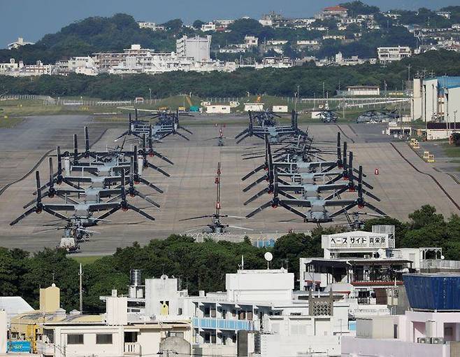 지난달 24일(현지 시각) 일본 오키나와현에 위치한 미 해병대 후텐마 비행장에 MV-22 오스프리 항공기가 줄지어 서 있다. /로이터 연합뉴스