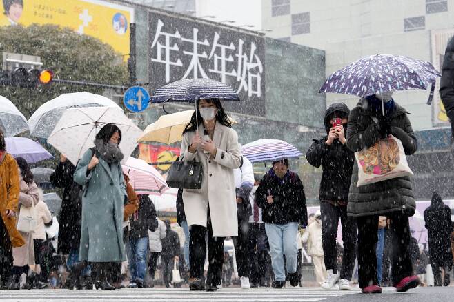 6일 일본 도쿄 시부야에서 마스크를 낀 시민들이 횡단보도를 건너고 있다. 이날 일본 전국 코로나 신규 확진자 수는 4475명으로 집계됐다. /AP연합뉴스