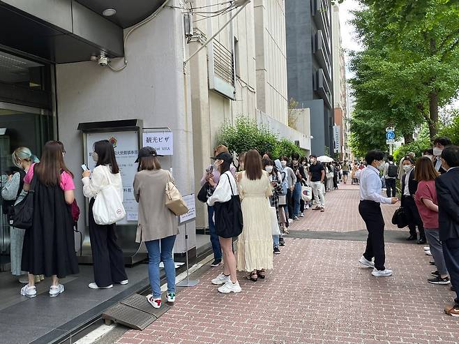 1일 오전 10시쯤 도쿄 미나토구 주일 한국대사관 영사부 건물 앞에 관광비자를 신청하려는 시민들이 줄을 서 대기하고 있다. 대기자는 전날밤 7시부터 생겨 아침 9시 이후 400여명에 달했다./도쿄=최은경 특파원