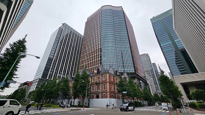 일본 도쿄의 글로벌 금융지구 마루노우치에 있는 ‘미쓰비시 1호관 미술관’. 이 건물 바로 뒤편에 34층 고층 빌딩이 들어서 있다./도쿄=최종석 기자