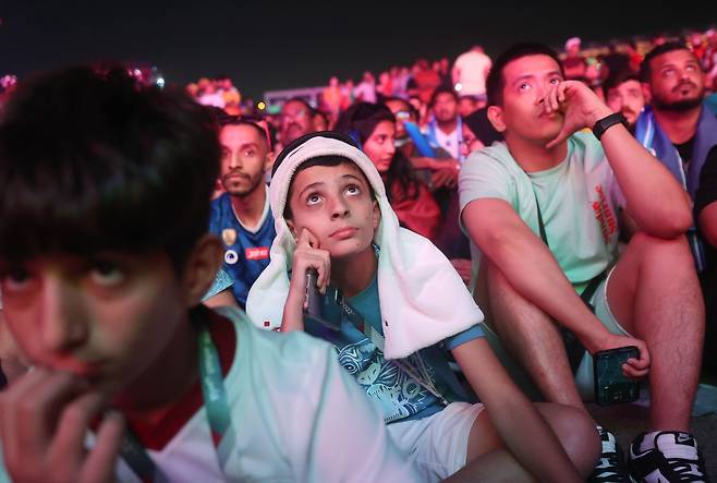20일 밤(현지 시각) 카타르 도하 '알비다'공원에 마련된 FIFA의 페스티벌 구역에서 카타르-에콰도르 개막전을 지켜보는 카타르 팬들. / 장련성 기자