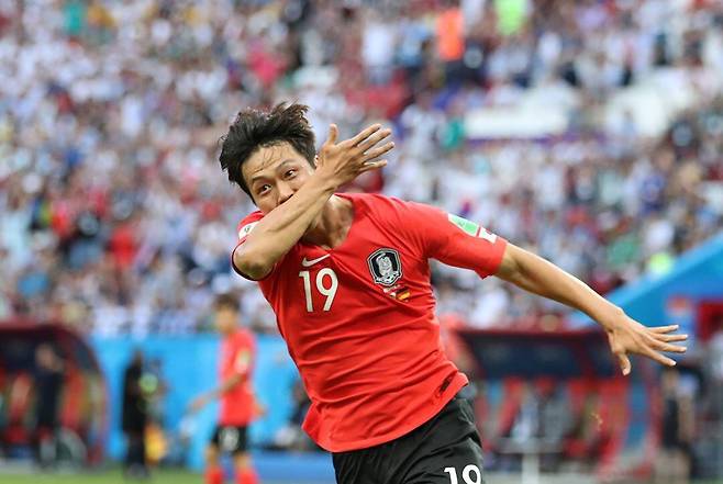 축구 국가대표 수비수 김영권이 2018년 러시아 월드컵 조별리그 독일전에서 선제 결승골을 넣고 환호하고 있다./오종찬 기자