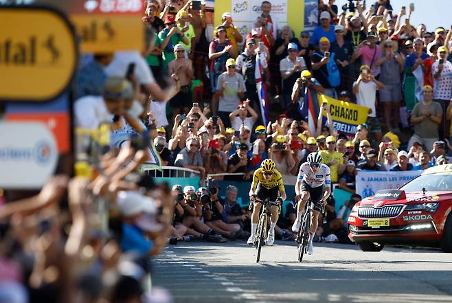 지난 7월 16일 세계 최고 권위 사이클 대회인 뚜르 드 프랑스의 15스테이지 결승선에서 최고 스타 요나스 빙예고르와 타데이 포가차가 질주하고 있다. /로이터 연합뉴스