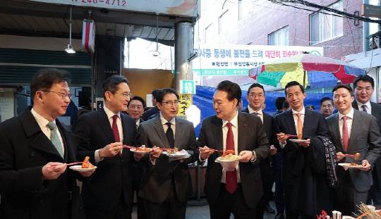 윤석열 대통령이 6일 부산 중구 깡통시장에서 재계 총수들과 분식을 맛보고 있다. 왼쪽부터 최재원 SK 수석부회장, 이재용 삼성전자 회장, 조현준 효성그룹 회장, 윤 대통령, 구광모 LG그룹 회장, 김동관 한화 그룹 부회장, 정기선 HD현대 부회장, 조원태 한진그룹 회장. 사진=연합뉴스