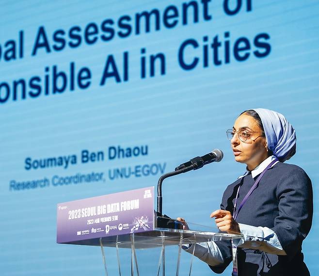 지난 11월30일과 12월1일 이틀간 진행된 ‘2023 서울빅데이터포럼’에서는 빅데이터가 서울을 어떻게 변모시킬 수 있는지를 짚어봤다. 서울시는 빅데이터 활용 능력을 더욱 높여나가면 ‘현 시간대에 특정 지역에서 아이스아메리카노가 얼마나 팔리고 있는지도 파악할 수 있을 것’이라고 전망한다. 수마야 벤 다오우 ‘유엔유니버시티센터’ 연구원이 세계 70개 도시가 인공지능(AI) 등 첨단 기술을 행정에 어떻게 적용하는지 연구한 결과를 발표하고 있다. 그는 “현재 많은 도시에서 디지털 격차가 오히려 증가하는 것은 큰 문제”라고 지적했다.
