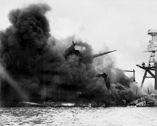 1941년 12월 일제 진주만 공습으로 검은 연기에 휩싸인 미국 전함 애리조나호 모습. 위키피디아