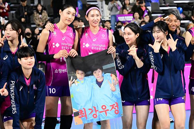 김연경(왼쪽)과 김수지가 팬들이 선사한 신인 시절 함께 찍은 사진을 맞들고 18주년 기념 축하를 받고 있다. 사진=KOVO 