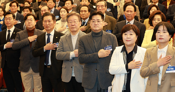 이재명 더불어민주당 대표, 홍익표 원내대표 등 민주당 관계자들이 7일 국회도서관에서 열린 당 중앙위원회의에서 국민의례를 하고 있다. [사진=뉴시스]