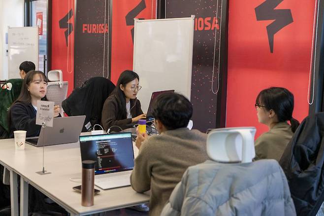 제1회 퓨리오사AI 해커톤은 라이브 스트리밍에 대해 실시간 블러 처리 기술을 적용한 퓨리포터 팀에게 돌아갔다 / 출처=IT동아