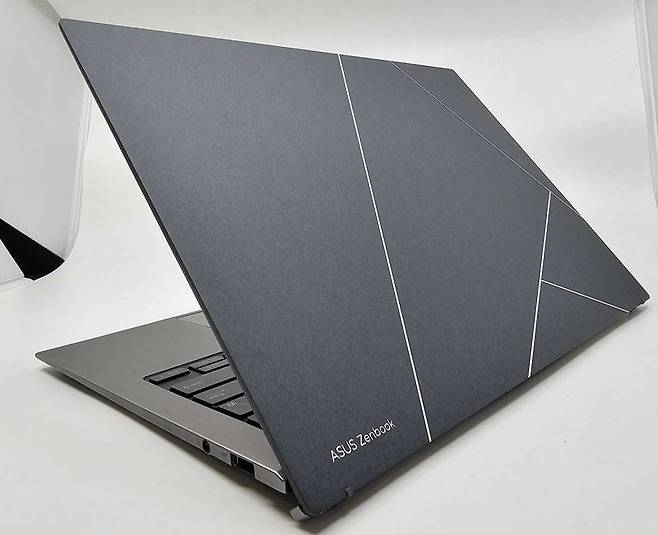 본체 두께는 얇지만 13세대 코어 i5, 16GB 메모리를 비롯한 충실한 사양을 갖췄다 / 출처=IT동아