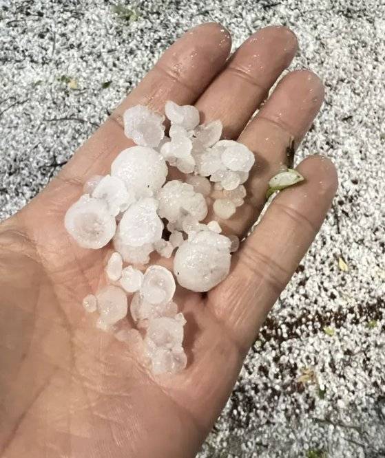 6일 부산에 쏟아진 우박. 사진 온라인커뮤니티 캡처