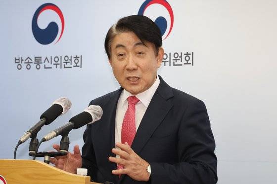 국회의 탄핵안 처리를 앞두고 사퇴한 이동관 방송통신위원장이 1일 오후 정부과천청사 내 방송통신위원회에서 사퇴 기자회견을 하고 있다.   이날 윤석열 대통령은 이 위원장의 사의를 수용해 면직안을 재가했다. 연합뉴스