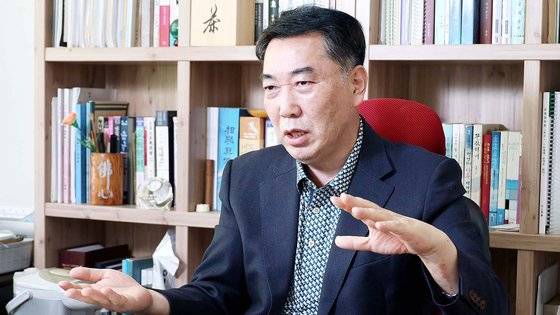 명리관상학자 방산 노상진 선생이 5일 경남 창원시 진해구 냉천로 방산정사에서 중앙일보와 인터뷰하고 있다. 송봉근 기자